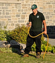 Paysagement Communautaire - arroseur au travail au Québec, entretient de pelouse et entretient de gazon, saison complète d'arrosage